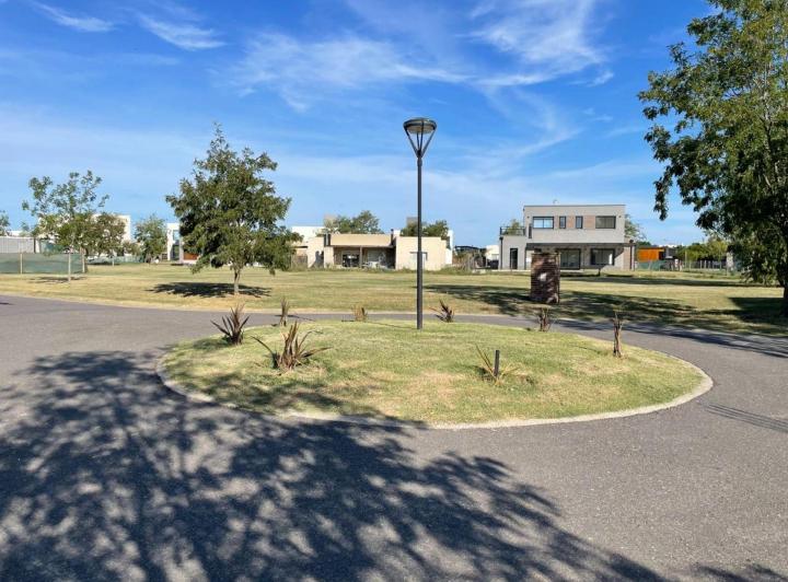 Terreno · 881m²