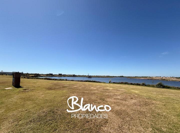 Terreno · 915m²