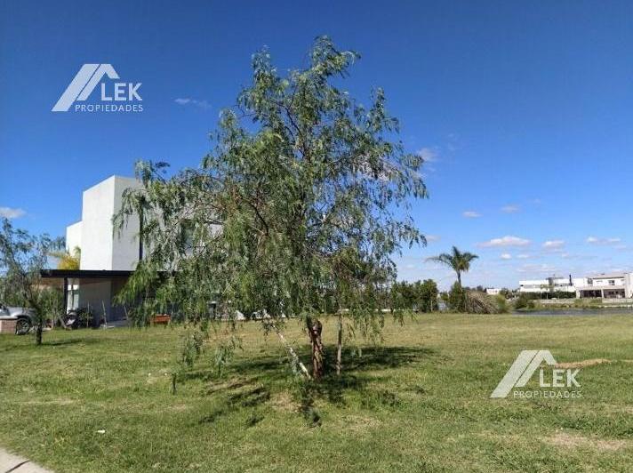 Terreno · 925m²