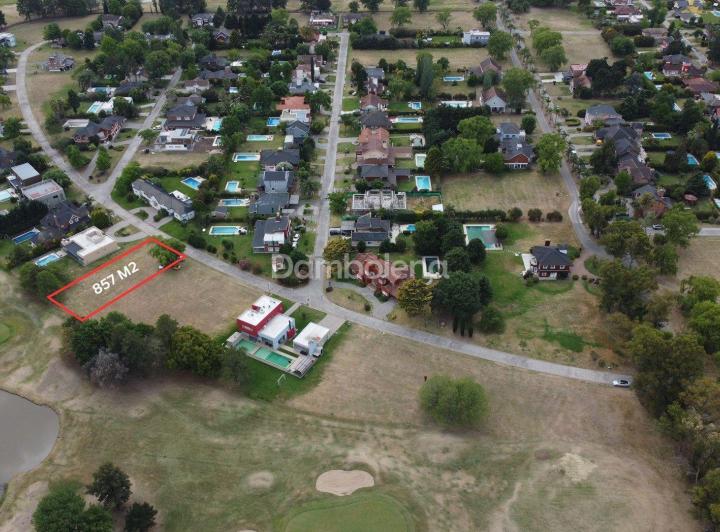 Terreno · 857m²