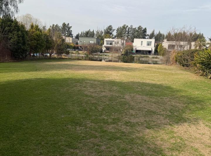Terreno · 744m²