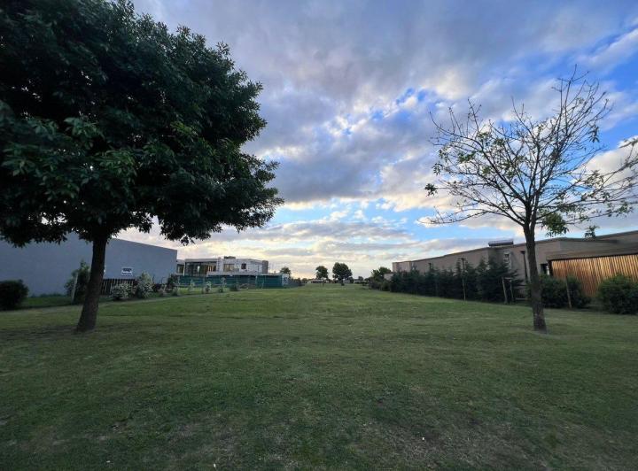 Terreno · 830m²