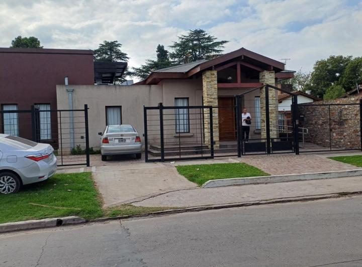 Local comercial · 749m² · 8 Ambientes · 6 Cocheras