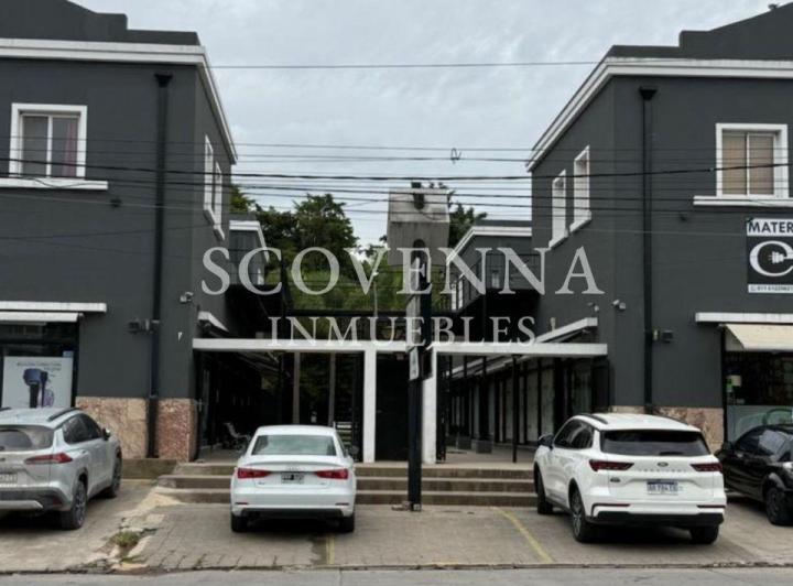 Local comercial · 871m² · 6 Cocheras