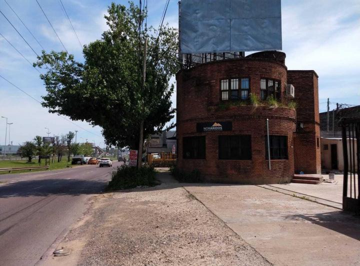 Local comercial · 2100m² · 100 Cocheras