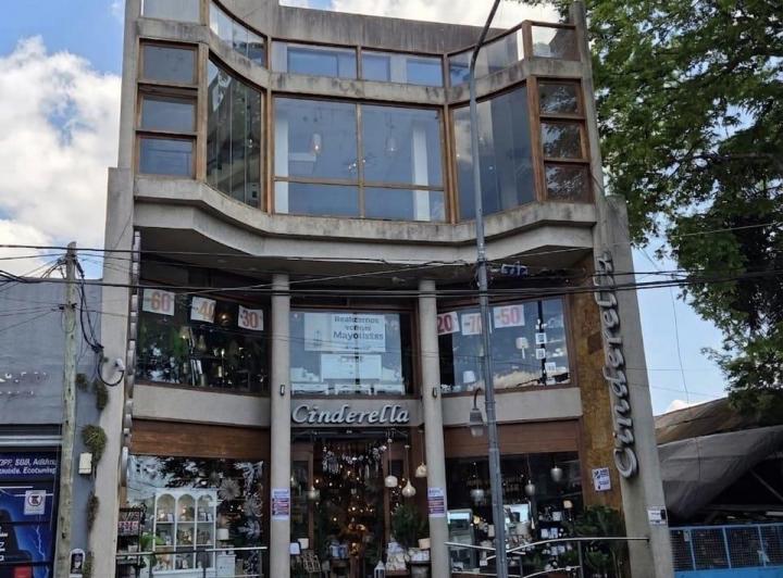 Local comercial · 858m² · 6 Ambientes