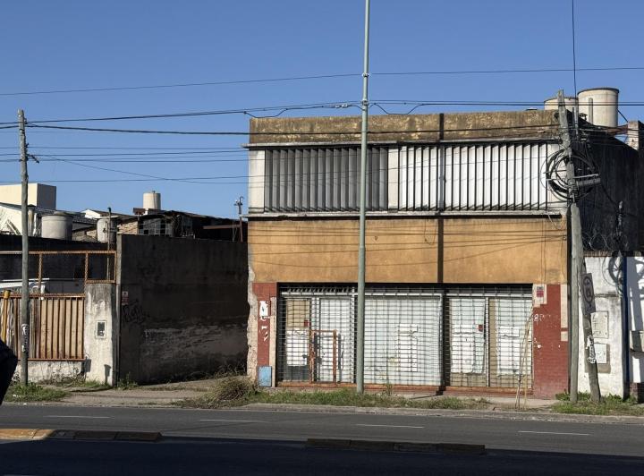 Local comercial · 329m² · 3 Ambientes · 2 Cocheras
