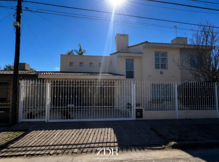 Casa · 210m² · 5 Ambientes · 2 Cocheras