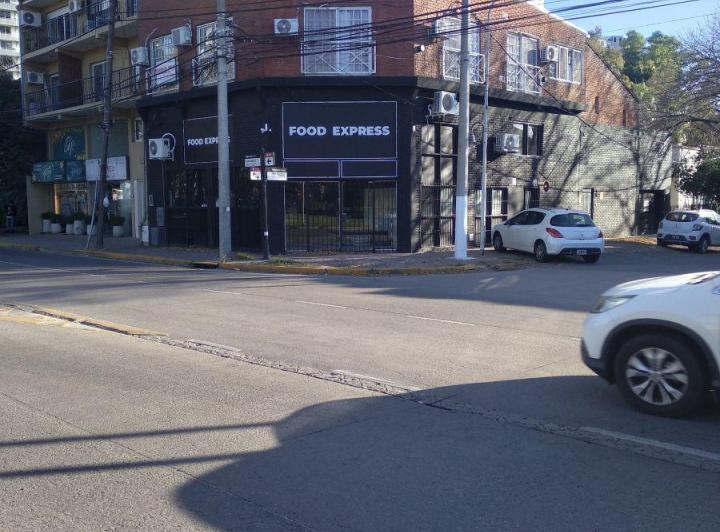 Local comercial · 190m² · 5 Cocheras