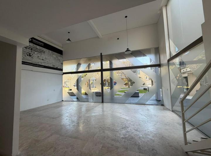 Local comercial · 83m²