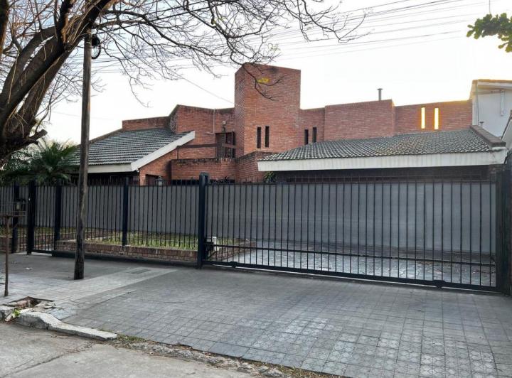 Casa · 490m² · 1 Ambiente · 4 Cocheras