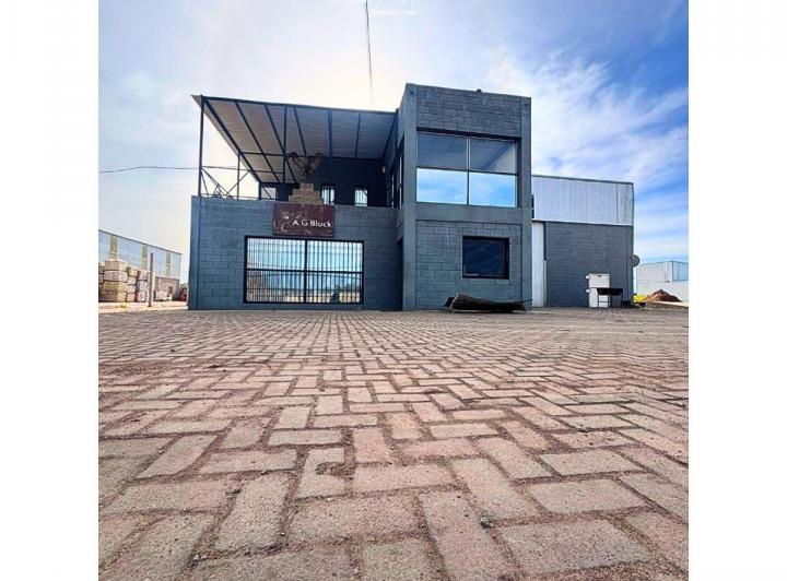 Bodega-Galpón · 750m² · 8 Ambientes · 10 Cocheras