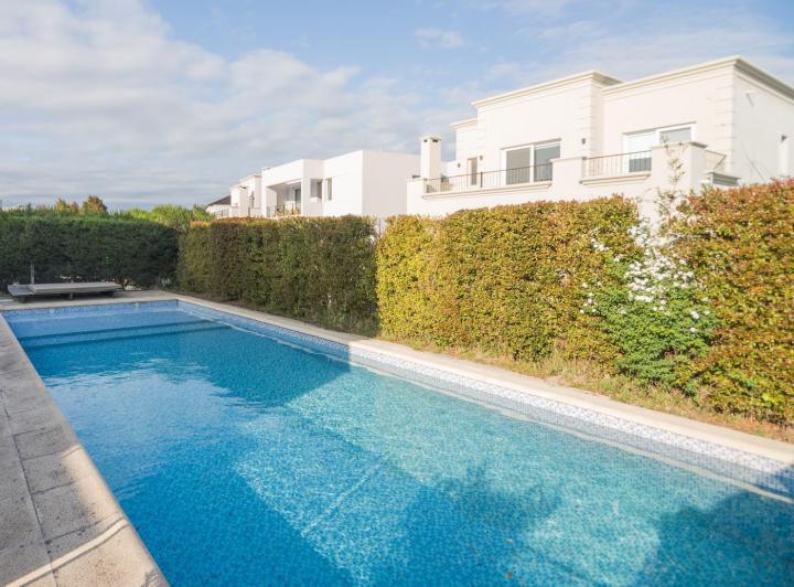 Casa · 240m² · 5 Ambientes · 4 Cocheras