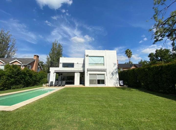 Casa · 260m² · 6 Ambientes