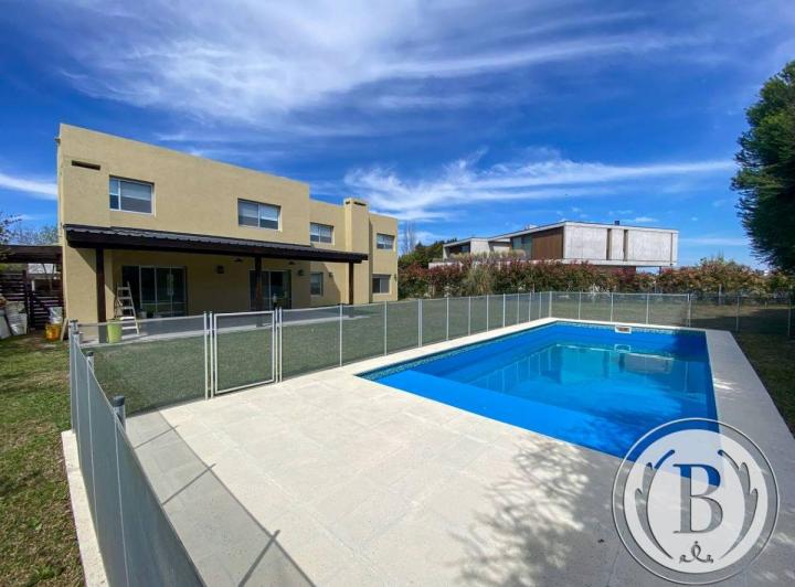 Casa · 218m² · 5 Ambientes · 2 Cocheras