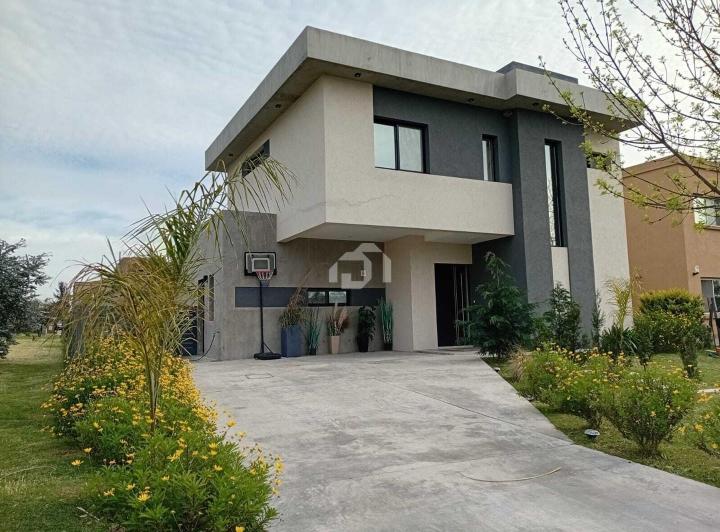 Casa · 148m² · 4 Ambientes · 2 Cocheras