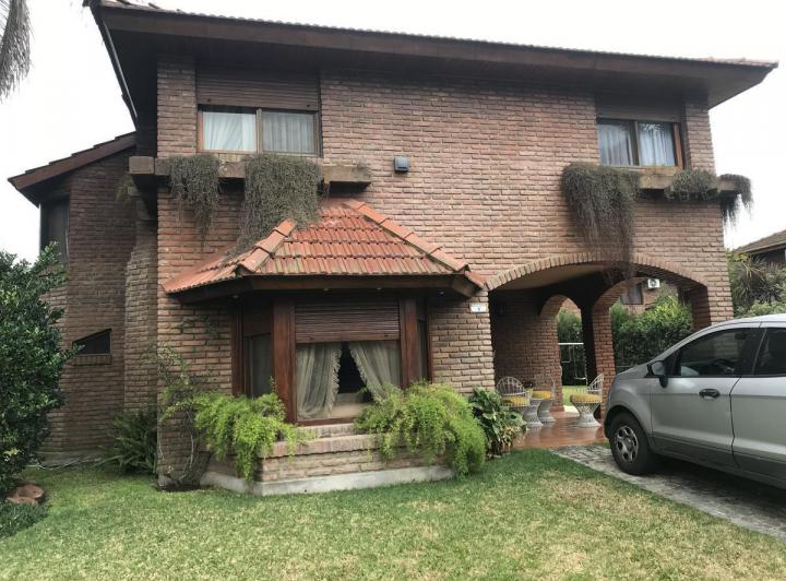 Casa · 635m² · 4 Ambientes · 2 Cocheras