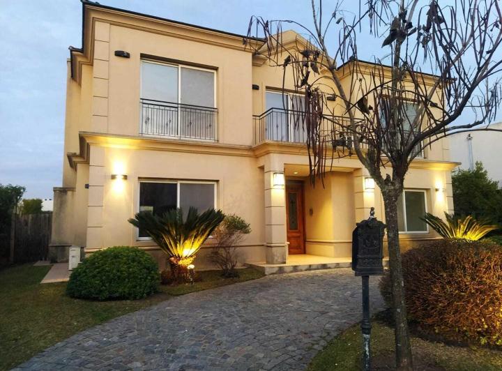 Casa · 260m² · 7 Ambientes · 1 Cochera