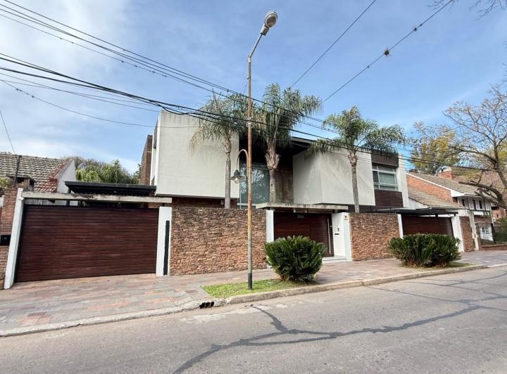 Casa · 336m² · 7 Ambientes · 4 Cocheras
