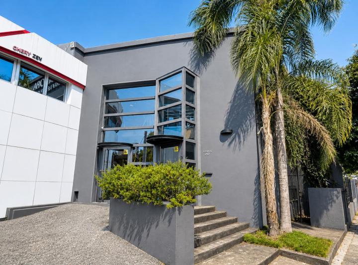 Oficina comercial · 400m² · 8 Ambientes · 5 Cocheras