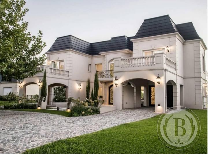 Casa · 360m² · 6 Ambientes · 2 Cocheras