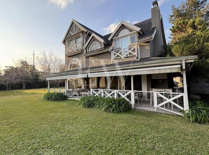 Casa · 350m² · 5 Ambientes