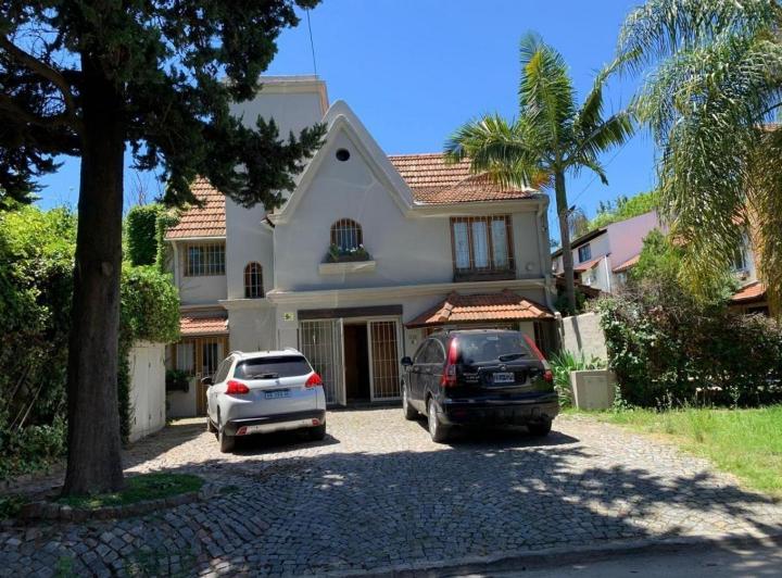 Casa · 180m² · 5 Ambientes · 2 Cocheras