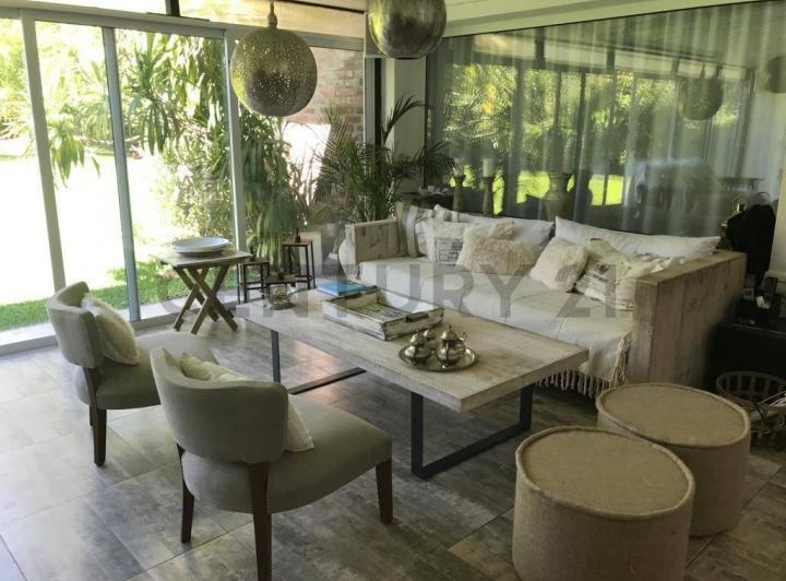 Casa · 360m² · 5 Ambientes · 4 Cocheras