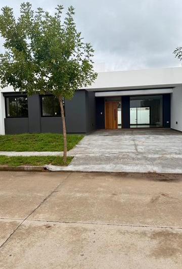 Casa · 212m² · 6 Ambientes · 2 Cocheras