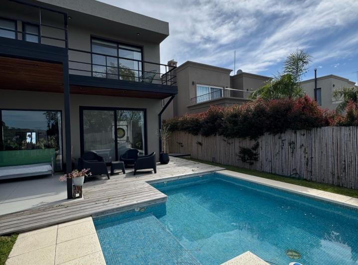 Casa · 200m² · 5 Ambientes · 3 Cocheras