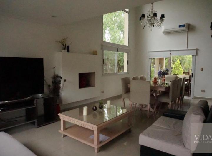Casa · 220m² · 5 Ambientes · 3 Cocheras