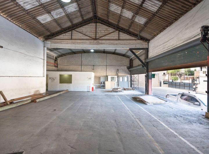 Depósito · 204m² · 1 Ambiente · 2 Cocheras
