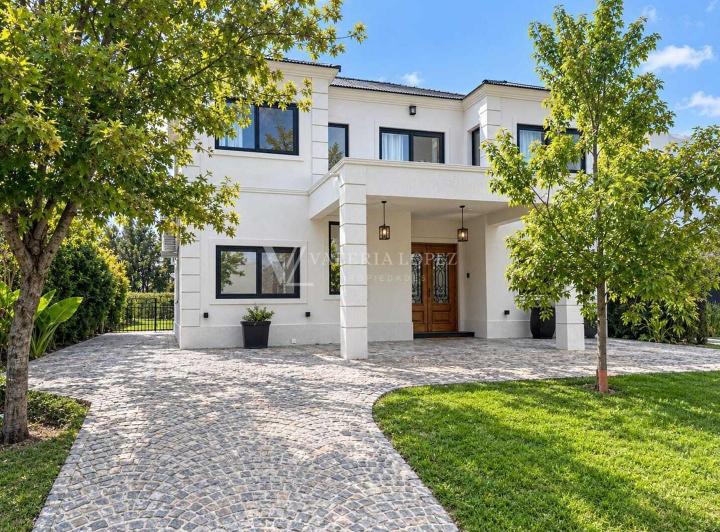Casa · 255m² · 5 Ambientes · 3 Cocheras