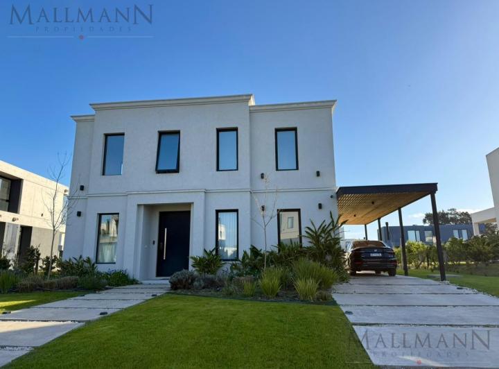 Casa · 215m² · 6 Ambientes · 2 Cocheras