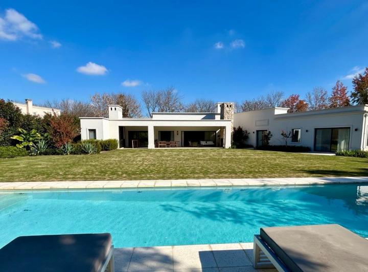 Casa · 1700m² · 5 Ambientes