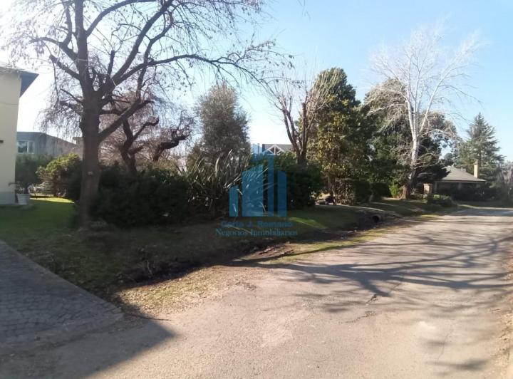 Terreno · 740m² · 1 Ambiente · 1 Cochera
