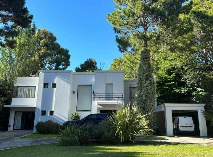 Casa · 310m² · 6 Ambientes · 1 Cochera