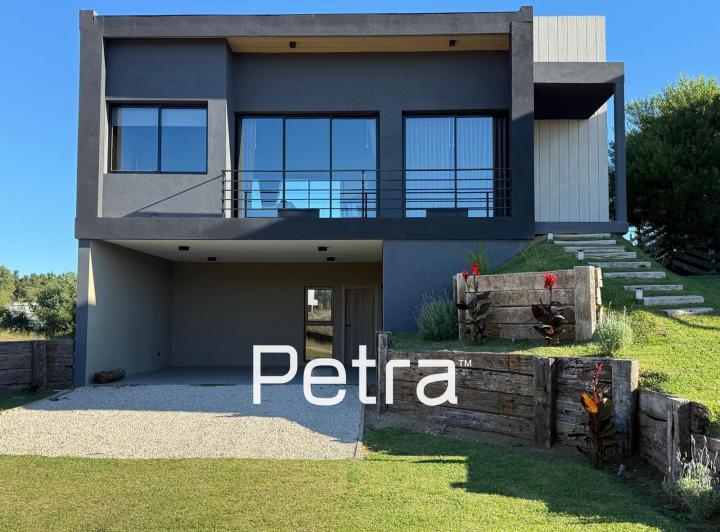 Casa · 314m² · 6 Ambientes · 1 Cochera