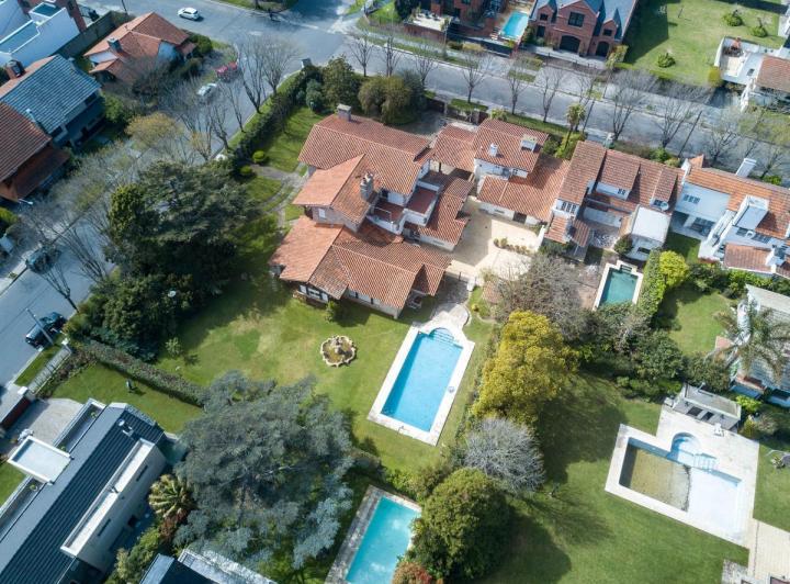 Casa · 800m² · 6 Ambientes · 4 Cocheras