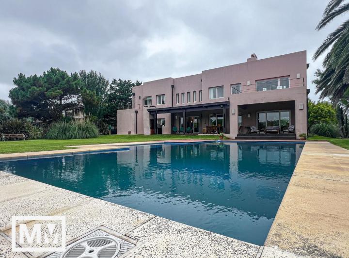 Casa · 600m² · 7 Ambientes · 2 Cocheras