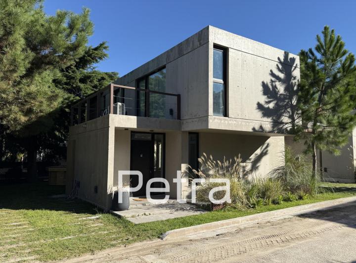 Casa · 130m² · 4 Ambientes · 1 Cochera