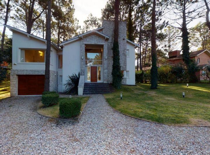 Casa · 200m² · 4 Ambientes · 1 Cochera