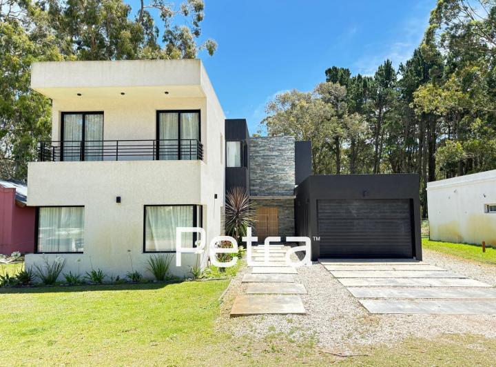 Casa · 1000m² · 6 Ambientes · 1 Cochera