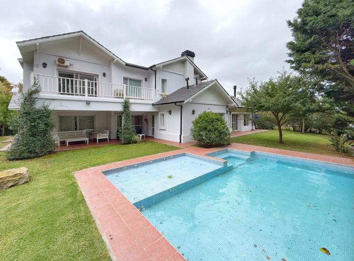 Casa · 450m² · 6 Ambientes · 4 Cocheras
