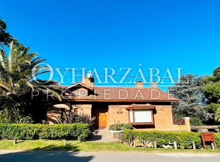 Casa · 250m² · 6 Ambientes · 1 Cochera