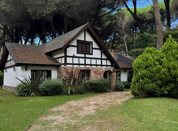 Casa · 192m² · 6 Ambientes · 2 Cocheras