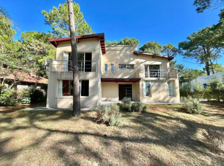 Casa · 200m² · 6 Ambientes