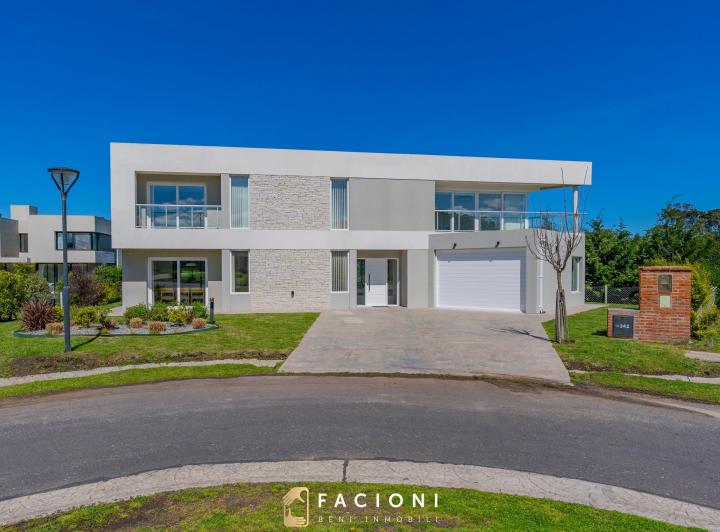 Casa · 280m² · 4 Ambientes · 1 Cochera