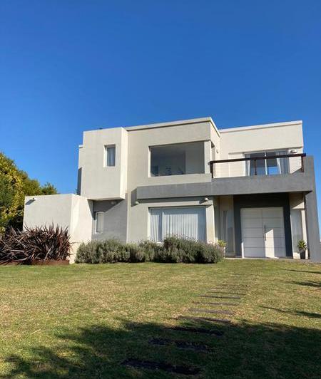 Casa · 160m² · 5 Ambientes · 1 Cochera