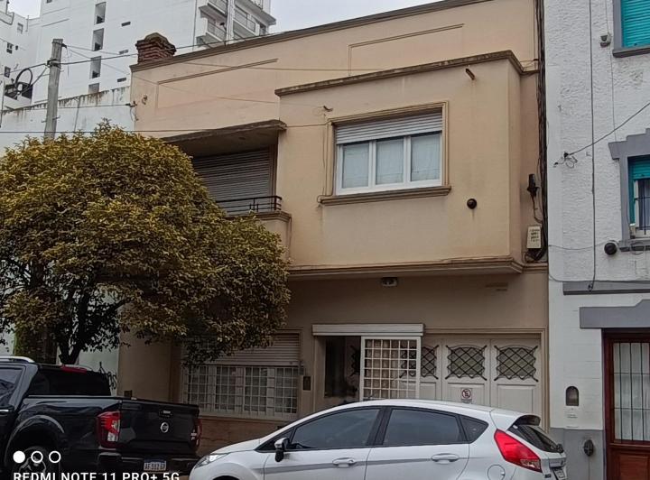 Casa · 210m² · 5 Dormitorios · 1 Cochera